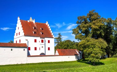 NEUBURG, Almanya - 5 Eylül 2022 'de Neuburg, Almanya yakınlarındaki Gruenau avcı kulübesi güveci.