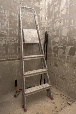 Banyo yenileme şantiyesindeki merdiven.