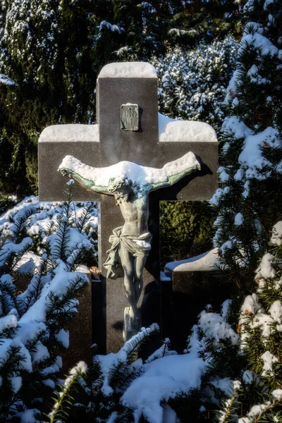 Crucifijo Histórico Cubierto Nieve Una Cemetría — Foto de Stock