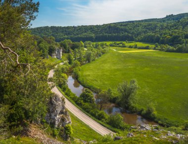 Altmuehltal vadisine 12 havari adı verilen bir kaya oluşumundan bak.