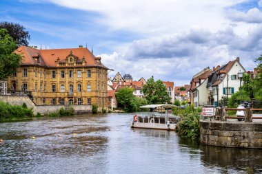 Regnitz Nehri kıyısındaki tarihi Bamberg kasabası (Franconia, Almanya)