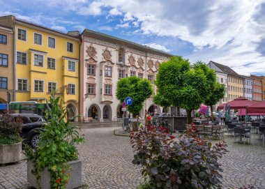 WASSERBURG AM Hanı, Almanya - 28 Temmuz 2023 'te Wasserburg am Inn' in tarihi bir kenti. 18. yüzyıldan kalma bir barok bina olan Kernhaus 'a bakın..