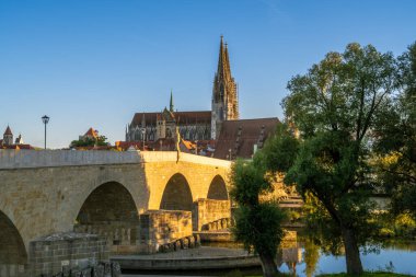 Regensburg 'un taş köprüsü ve akşam ışığında katedral