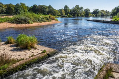 Bavyera 'daki Regen nehrinde küçük bir şelale.