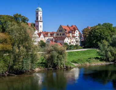 Regensburg 'daki Tuna Nehri' ndeki St. Mang Kilisesi