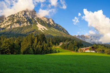 Avusturya Alplerinde Kayzer Dağları ile manzara