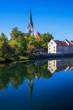 Iller Nehri 'ndeki tarihi St. Mang Kilisesi (Bavria, Almanya)