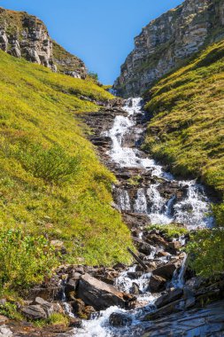 Yüksek Tauern Alplerindeki Grossglockner yüksek alp yolunda şelale.