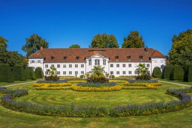 KEMPTEN, GERMANY - 20 Eylül 2023 'te Almanya' nın Kempten kentindeki Hofgartenpark 'taki tarihi portakal.