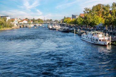 REGENSBURG, GERMANY 16 Eylül - Almanya 'nın Regensburg kentindeki Dnuber nehrindeki gemiler.