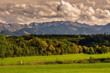 Bavyera Alplerinde fırtına bulutları ile manzara