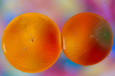 Suda yağ damlaları olan renkli soyut makro arkaplan