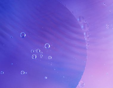 Suda yağ damlaları olan renkli soyut makro arkaplan