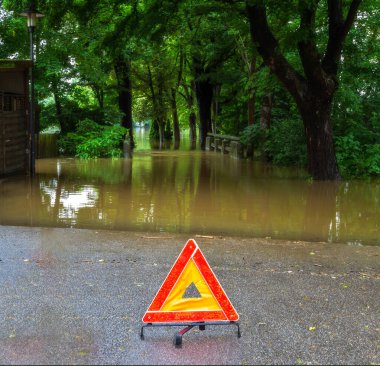 Schrobenhausen 'de sel basmış bir sokakta uyarı işareti