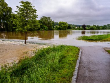 Schrobenhausen 'de sel basmış bir caddenin manzarası