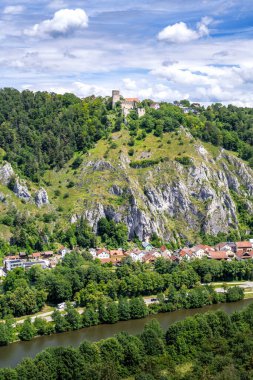 Köy üzerinde Randeck kalesi Altmuehltal vadisinde essing