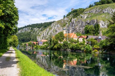 Altmuehltal vadisindeki (Bavyera, Almanya) idillik köy Essing)