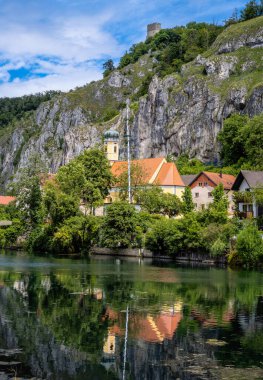 Altmuehltal vadisindeki (Bavyera, Almanya) idillik köy Essing)