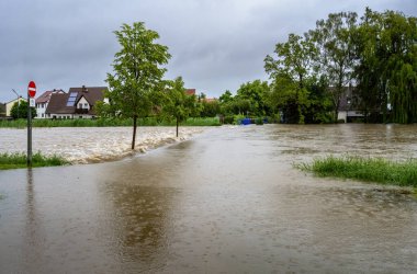 Schrobenhausen 'de sel basmış bir caddenin manzarası