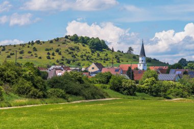 Zıpzıp köyü (Bavyera, Germnay) Rollenberg dağında
