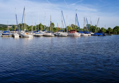 Altmuehlsee Gölü 'nde tekneleri ve gemileri olan Marina.