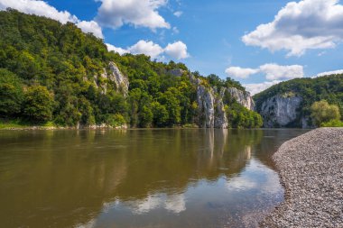 Tuna Vadisi 'nin kayalıklarına Weltenburg Boğazı da denir.