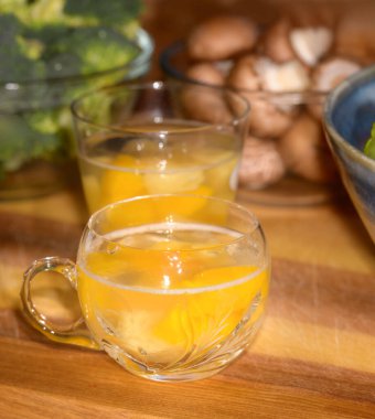 Masa meyve kokteyli, sebze ve salata ile parti için hazırlandı.