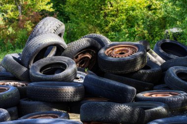 Geri dönüşüm için toplanan eski lastikler yığını