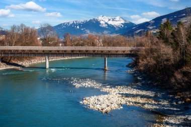 Köprü, Tirol 'deki Salon' daki Hanın Nehri 'nin karşısında.