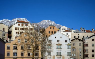Tirol 'deki Hall şehri Karwendel dağ sırasının aşağısında (Avusturya)