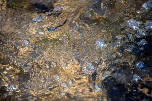 Kabarcıklı akan suyun soyut arkaplanı