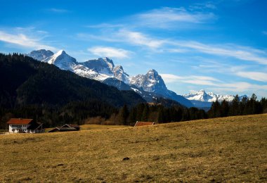 Bavyera 'da Wetterstein Dağları manzaralı Alp manzarası