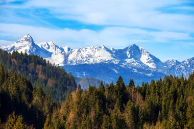 Bavyera 'da karla kaplı dağ zirveleri olan dağlık bir arazi.