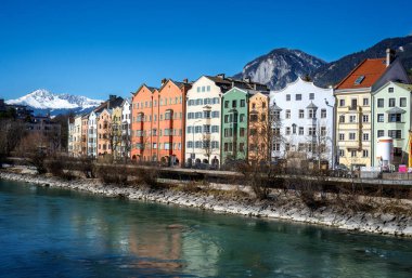 Innsbruck 'un Riverside' ı Alpler manzaralı Inn Nehri 'nde