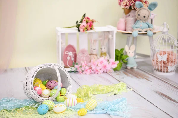 复活节装饰与兔子和复活节彩蛋 — 图库照片