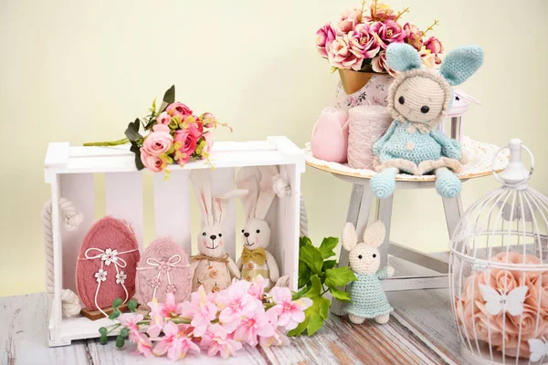 复活节装饰与兔子和复活节彩蛋 — 图库照片