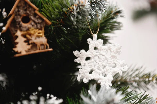 圣诞树上的圣诞装饰品 免版税图库照片