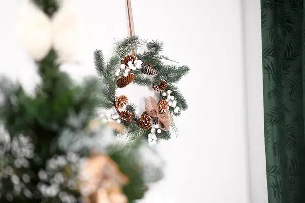圣诞树上的圣诞装饰品 图库图片
