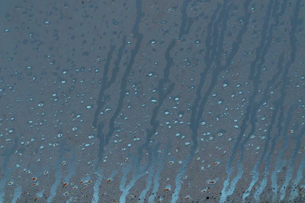 Många Regndroppar Och Regnströmmar Ett Fönster Med Blått Och Grått — Stockfoto