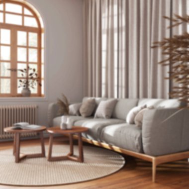 Bulanık arka plan, perdeli retro oturma odası, kumaş kanepe ve rattan halı. Parke zemin ve kemerli pencere. Çiftlik evi iç tasarımı