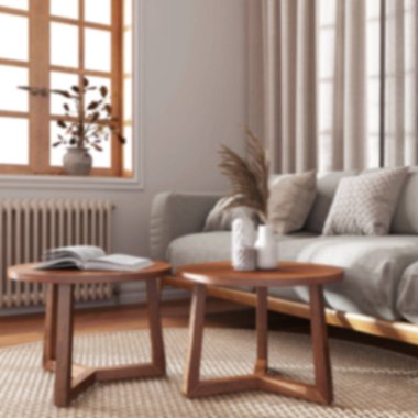 Bulanık arka plan, ahşap oturma odası, yakın plan. Kumaş kanepe, keten şapka, sehpa ve perdeler. Japandi çiftlik evi iç tasarımı