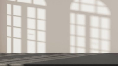 Pencere ışığı ve gölgesi olan beyaz duvar zeminli gri mermer masa. Ürün sunumu taklit ediliyor. Boş iç tasarım kavramı