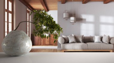 Yuvarlak mermer vazo ve saksıda bonsai, yeşil yapraklar ile beyaz hasırlı masa rafı, çiftlik evi ahşap oturma odası ve mutfak boho tarzı. Modern iç tasarım