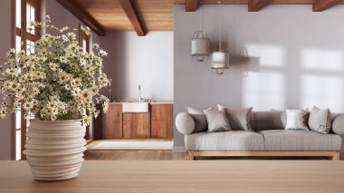 Ahşap masa üstü ya da rafta çömlek vazosu, papatyalar, yabani çiçekler, Japon ahşap oturma odası ve mutfağının üzerinde boho tarzı, çiftlik evi iç tasarımı konsepti.