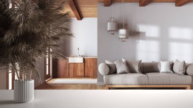 Beyaz masa ya da rafta pipetler, kuru bitkiler, süs, kulaklar, çarşaf, vazo dalları, Japonya 'nın ahşap oturma odası ve mutfağı. Koltuklar ve dolaplar, iç tasarım.