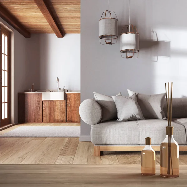 Ahşap masa ya da aromatik çubuklarla dolu raflar çiftlik evi ahşap oturma odası ve mutfağı. Koltuk ve halı, dolaplar, mimari iç tasarım