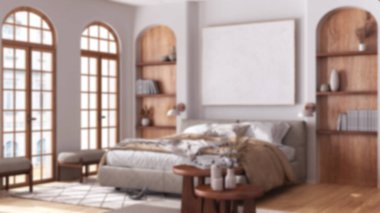 Arka planda bulanık, yatak odasında kemerli pencereler ve parke var. Yorgan, halı ve sehpaları olan ana yatak. Çiftlik evi ahşap iç tasarım