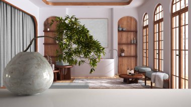 Yuvarlak mermer vazo ve saksıda yeşil yapraklar olan beyaz masa rafı Japonya 'daki minimalist banyonun üzerinde serbest küvet, iç tasarım, zen mimarisi.