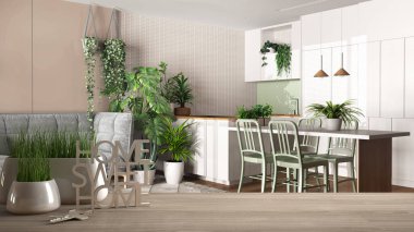 Ahşap masa, masa ya da rafta saksı bitkisi, ev anahtarları ve 3D mektuplar yemek ve oturma odasında, mimari iç tasarım, kentsel orman