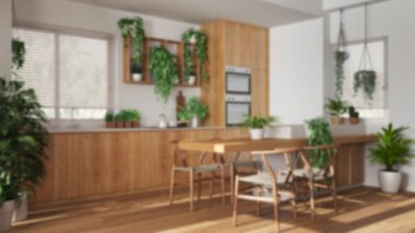 Bulanık arka plan, biyofili iç tasarım, bir sürü bitkisi olan ahşap mutfak. Sandalyeleri ve aletleri olan bir ada. Şehir ormanı fikri